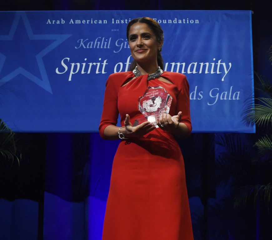 La actriz mexicano-estadounidense Salma Hayek recibe hoy, miércoles 29 de abril de 2015, el "Premio Kahlil Jibran al compromiso con el Espíritu de la Humanidad" de la Fundación del Instituto Árabe-americano (AAIF), que reconoce el trabajo y esfuerzo de personas, comunidades y organizaciones que promocionan la convivencia y la inclusión, en Washington (EE.UU.). EFE