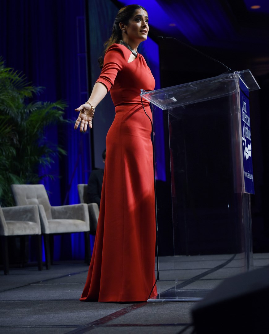 La actriz mexicano-estadounidense Salma Hayek recibe hoy, miércoles 29 de abril de 2015, el "Premio Kahlil Jibran al compromiso con el Espíritu de la Humanidad" de la Fundación del Instituto Árabe-americano (AAIF), que reconoce el trabajo y esfuerzo de personas, comunidades y organizaciones que promocionan la convivencia y la inclusión, en Washington (EE.UU.). EFE