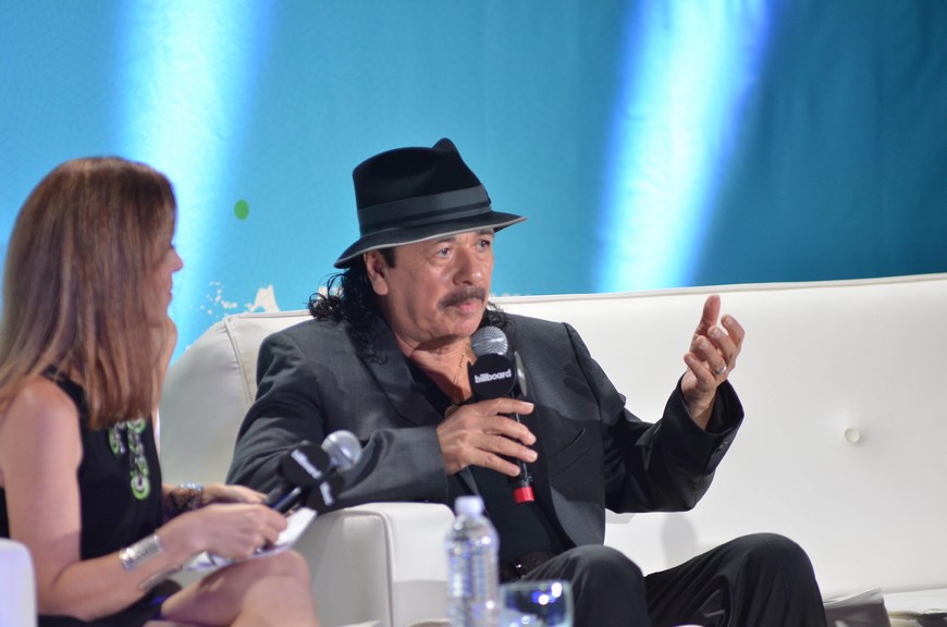 El músico mexicano Carlos Santana (d) junto a la directora ejecutiva de la Conferencia Billboard, Leila Cobo (i), habla durante la Conferencia Billboard de la Música Latina en Miami, Florida (EE.UU.). EFE