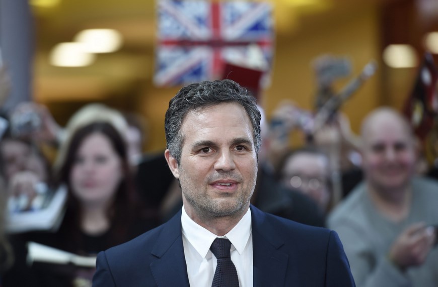 FA0024 LONDRES (REINO UNIDO), 21/04/2015.- El actor estadounidense Mark Ruffalo posa para los medios a su llegada al prestreno europeo de "Los Vengadores: la era de Ultrón" ("Avengers: Age of Ultron"), en Londres, Reino Unido, hoy, martes 21 de abril de 2015. La película se estrenará en los cines británicos el 23 de abril. EFE/Facundo Arrizabalaga