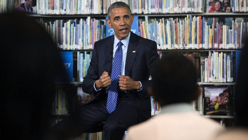 El presidente estadounidense Barack Obama, participa en una "excursión virtual" con estudiantes de educación intermedia ("middle school"), en la biblioteca Anacostia de Washington, Estados Unidos, hoy, jueves 30 de abril de 2015. EFE