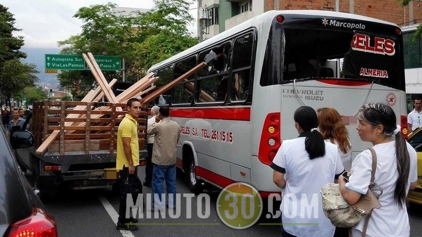 ACCIDENTE CON PALOS Y BUS