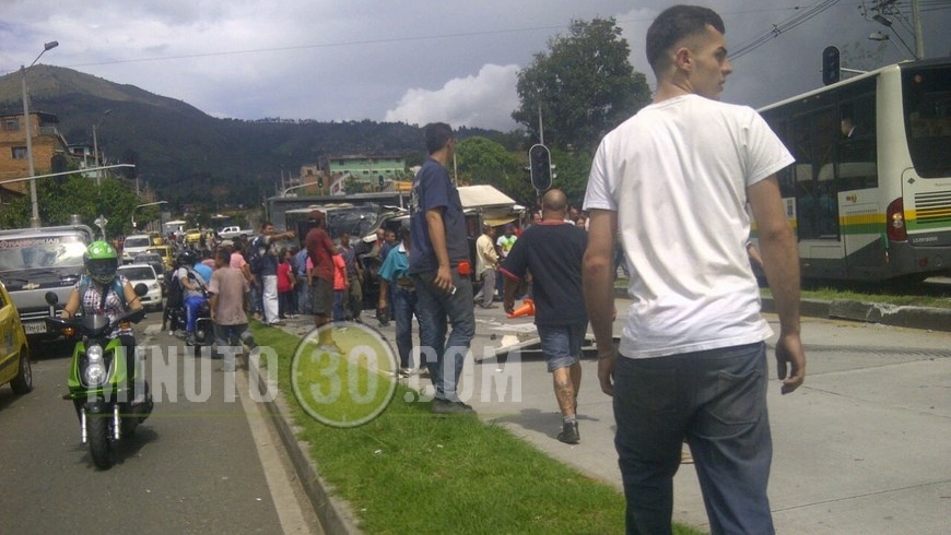 ACCIDENTE VOLQUETA - METROPLÚS (3)