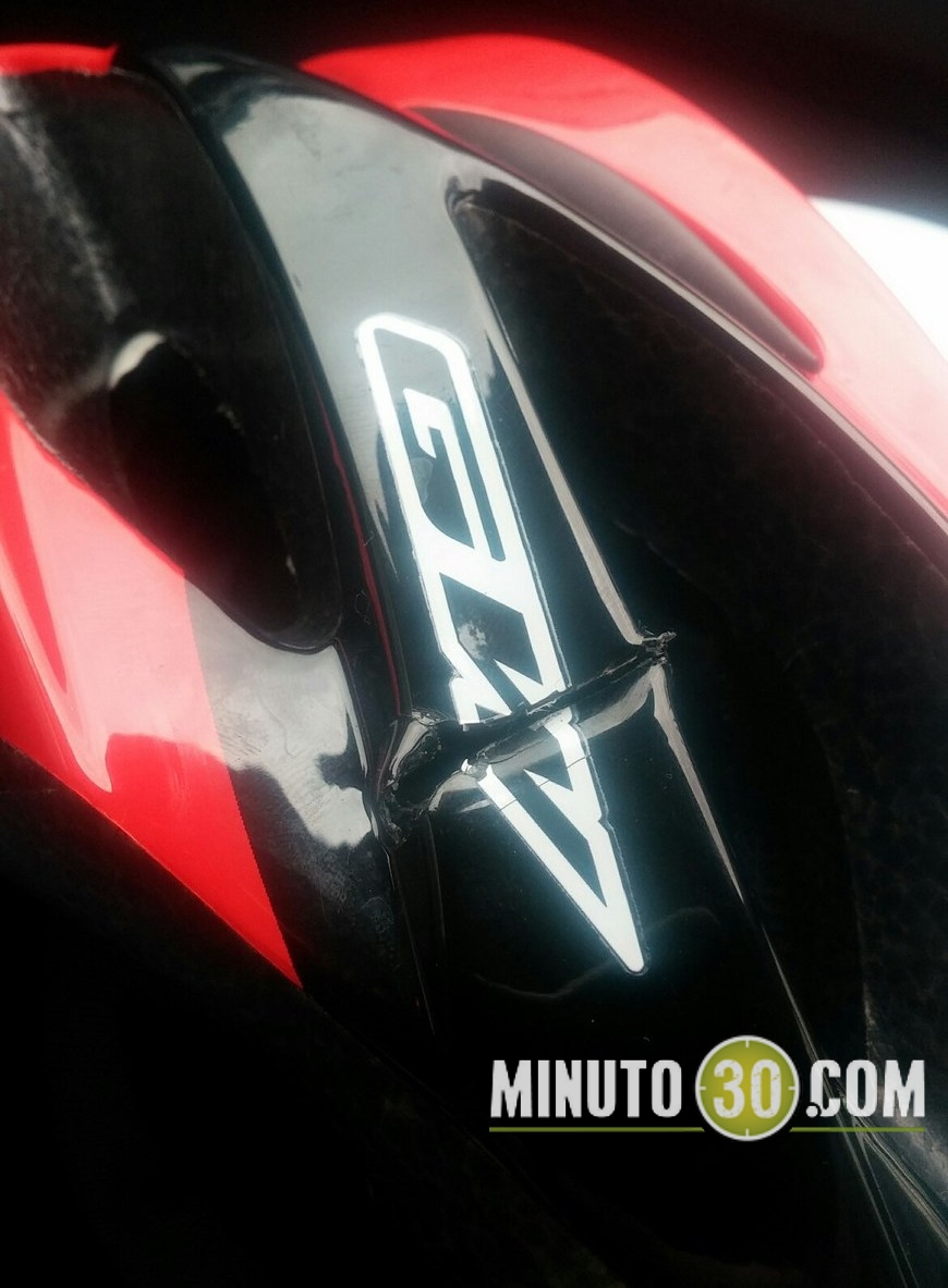 El casco recibió la puñalada.