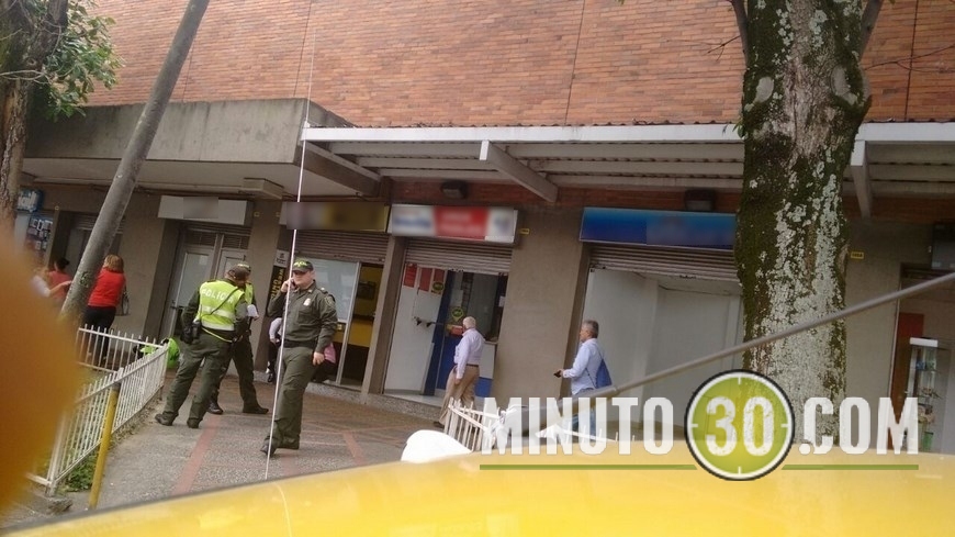 ATRACO EN WESTERN (1)