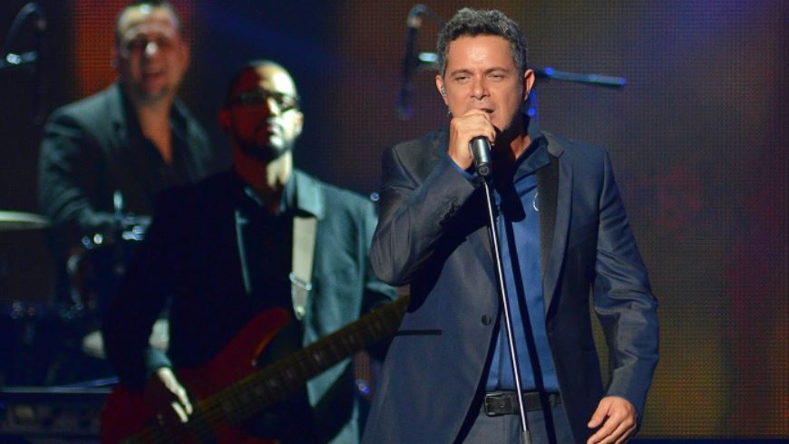 El cantante español Alejandro Sanz se presenta en la ceremonia de entrega de los premios Billboard de la Música Latina 2015 hoy, jueves 30 de abril 2015, en el BankUnited Center de la Universidad de Miami, Florida (EE.UU.). EFE