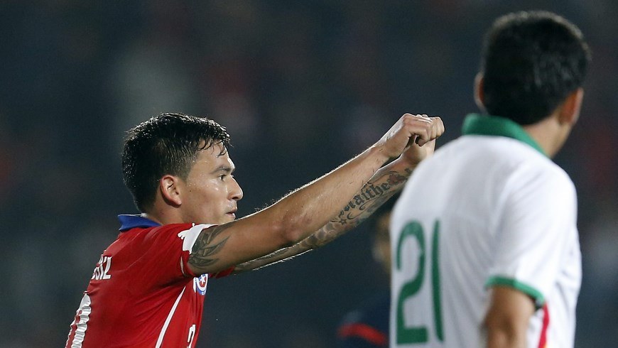 El Internacional brasileño podrá contar con el centrocampista chileno Charles Aránguiz (i). EFE/Archivo