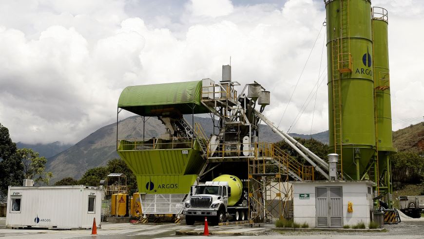 Fotografía de una planta de la cementera Argos situada en las afueras de Medellín. EFE/Archivo.