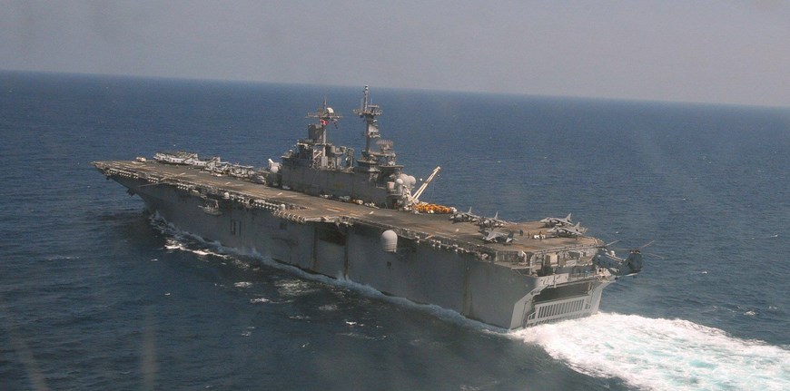 GUA02 GOLFO DE ADÉN (-), 16/3/2009.- Fotografía tomada desde un helicópero CH-46 estadounidense mientras éste se aproxima para aterrizar en la cubierta del buque de la Armada estadounidense "Boxer" en alta mar en el Golfo de Adén hoy, lunes 16 de marzo, durante una operación contra la piratería en aguas de Somalia. EFE/Mazen Mahdi.