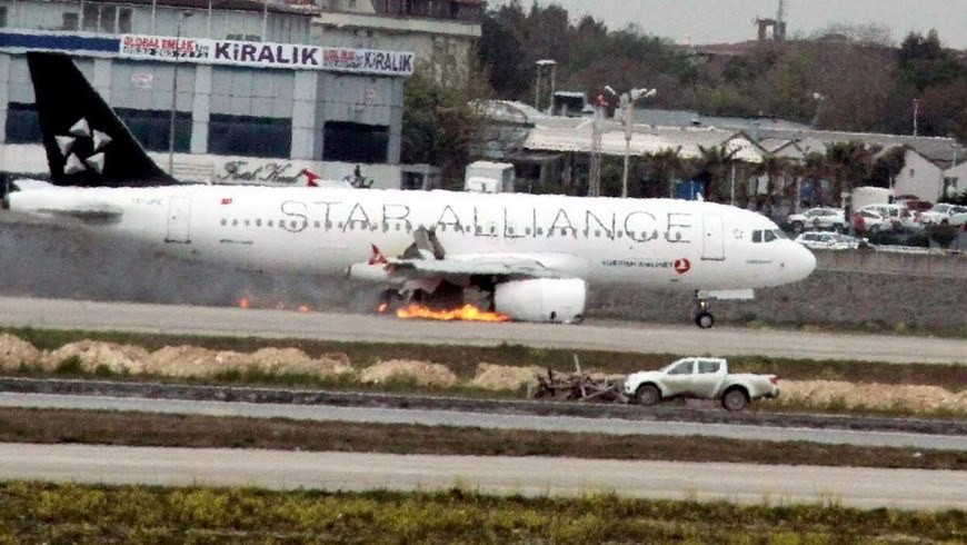 Imagen del avión de Turkish que ha tenido que aterrizar hoy de emergtencia en el aeropuerto de Estambul. EFE