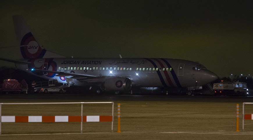 HOL01 ROTTERDAM (HOLANDA) 30/04/2015.- Un avión fletado por el Ministerio de Asuntos Exteriores de Holanda aterriza en el aeropuerto de La Haya, en Rotterdam (Holanda), con 49 ciudadanos holandeses que fueron evacuados de Nepal como consecuencia del terremoto, hoy, jueves 30 de abril de 2015. EFE/Lex Van Lieshout
