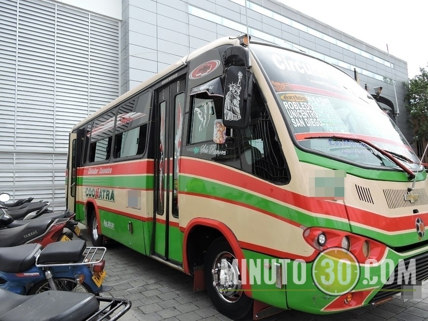 El bus en el que se cometió el atraco fue trasladado a la sede de la Sijín.