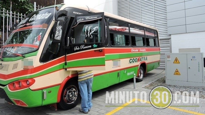 El bus en el que se cometió el atraco fue trasladado a la sede de la Sijín.