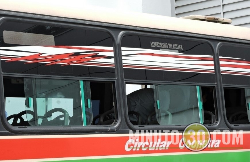 Inspección judicial del bus en el que se desató el cruce de disparos.