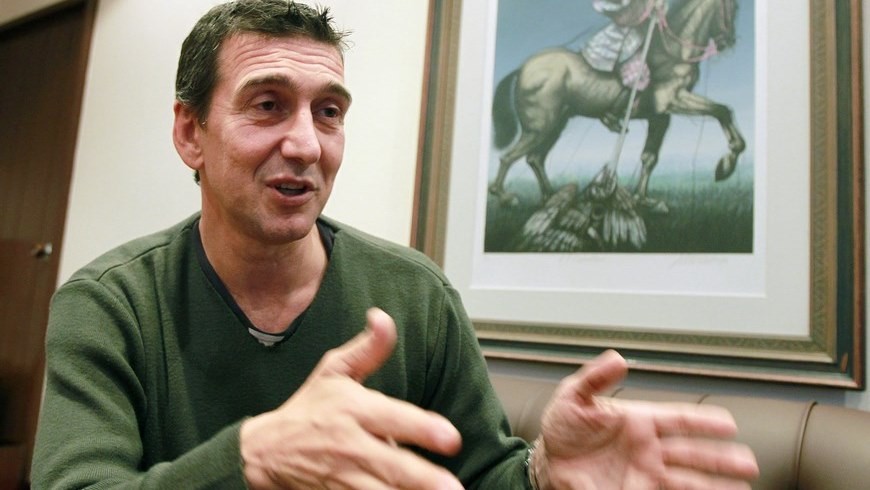 El bailarín argentino Julio Bocca habla durante una entrevista con Efe en Bogotá (Colombia). Bocca desembarcó en Bogotá al frente del Ballet Nacional Sodre de Uruguay que interpretará este viernes una versión de "El Mesías" de Händel en la que deja libres a los bailarines para que den rienda suelta a su sensibilidad, según explicó. EFE