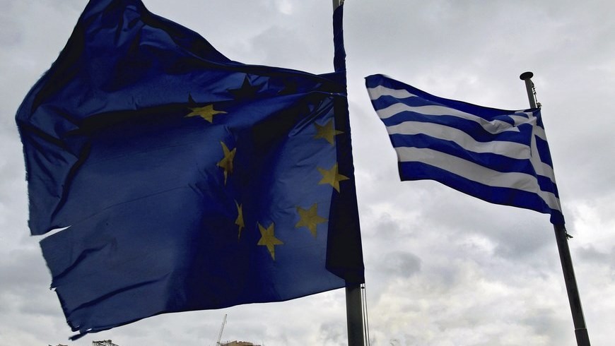 Atenas debe devolver al FMI 746,6 millones de euros el 12 de mayo próximo 2 La bandera de la Unión Europea (i) y la bandera griega ondean junto a la Acrópolis de Atenas (Grecia). EFE