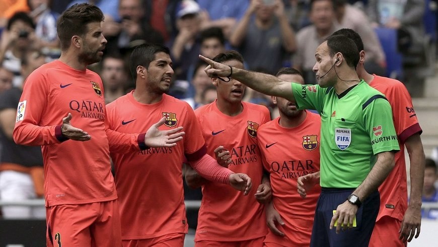 Jugadores del Barcelona protestan una jugada al árbitro del encuentro. EFE