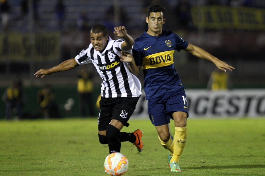 El jugador de Boca Juniors Francisco Sebastián Cristaldo (d) disputa el balón con Alex Silva (i), del Wanderers, el pasado 9 de abril, durante un partido por el grupo 5 de la Copa Libertadores en el estadio Centenario en Montevideo (Uruguay). EFE