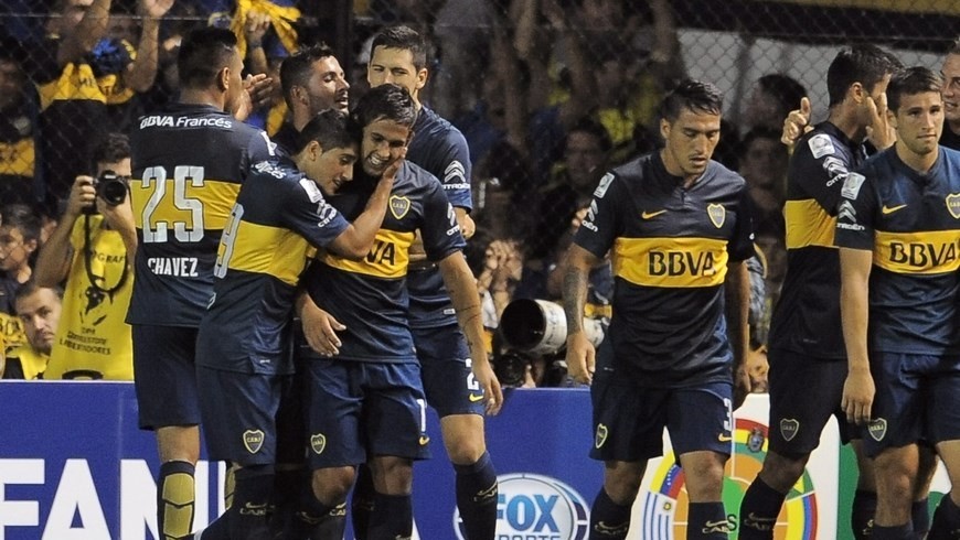 Jugadores de Boca Juniors celebran su anotación ante Palestino de Chile en un partido de la Copa Libertadores en el estadio de Boca Juniors en Buenos Aires (Argentina). EFE