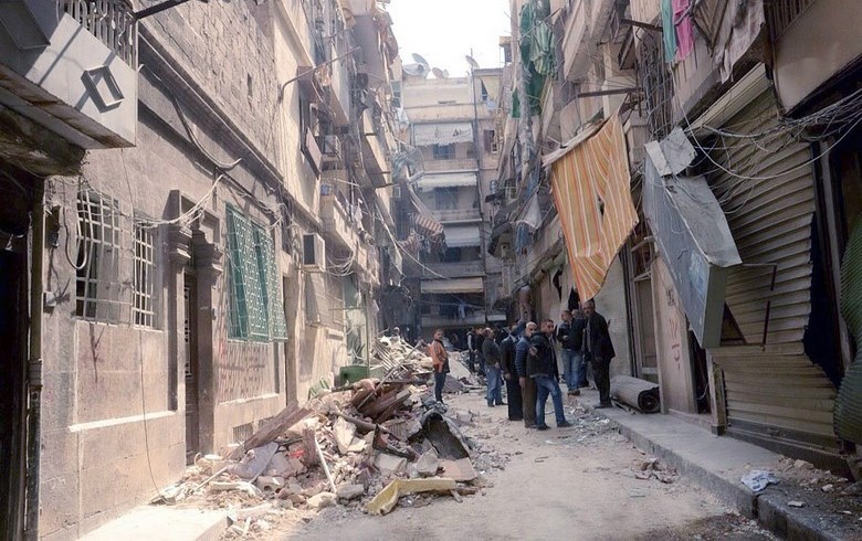 Fotografía cedida por la Agencia siria SANA de varios ciudadanos limpiando las calles del barrio al-Sulaimaniyeh en Alepo (Siria). EFE/Sana