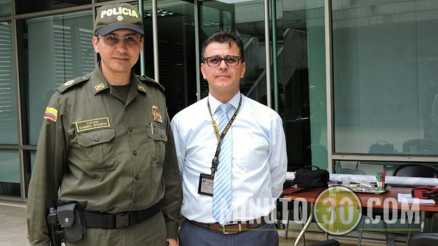 Coronel Ramiro Riveros, comandante de la Policía Antioquia, y Jaime Taborda Tamayo, director Seccional de Fiscalías de Antioquia. Durante la presentación de las capturas.