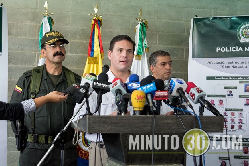 Fotos: En el operativo contra el 'Clan Úsuga' también cayó una proxeneta 3 En Medellín, Juan Carlos Pinzón, ministro de Defensa, entregó detalles del operativo contra el 'Clan Úsuga'.