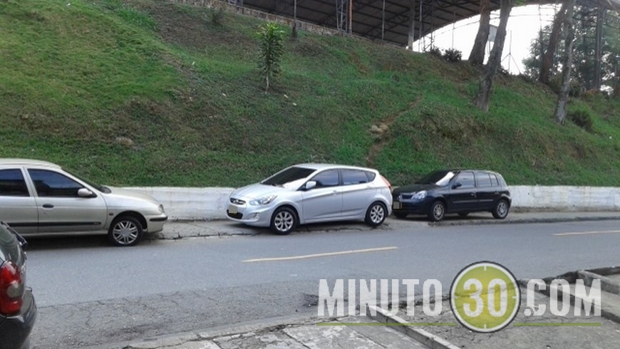 CARROS PARQUEADOS EN ARANJUEZ (1)