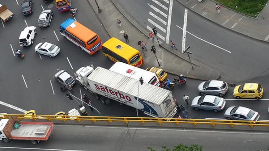 Vehículos chocados. Foto: @AndresVeraA