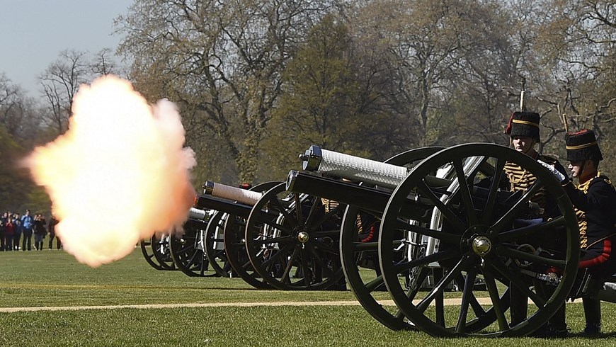 Salvas de cañón por el cumpleaños de la reina Isabel II. Foto: EFE