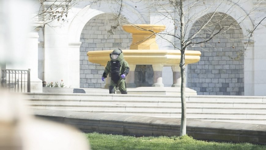 Organismos de seguridad inspeccionan el lugar de los hechos luego de hallar un paquete sospechoso dejado por el suicida. EFE