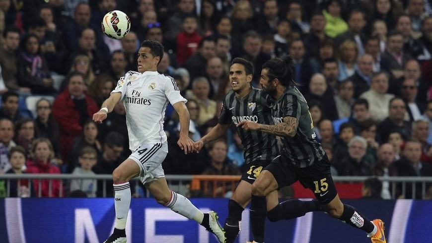 "Chicharito" Hernández en medio del partido. EFE