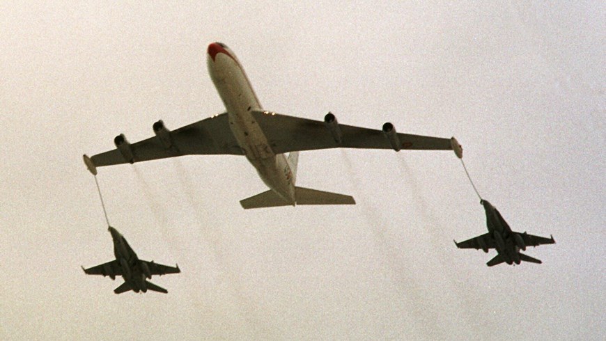 Corea del Sur busca fabricante para cuatro aviones cisterna militares Dos cazabombarderos F-18 repostan combustible de un avión cisterna en pleno vuelo. EFE