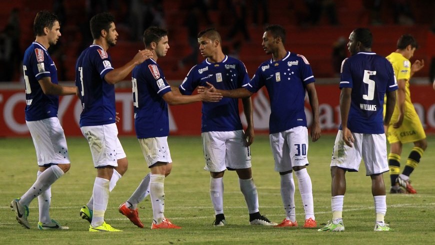 Jugadores de Cruzeiro celebran el empate ante Universitario, el pasado 25 de febrero, durante un partido por la Copa Libertadores en el estadio Patria de Sucre (Bolivia). EFE/Archivo
