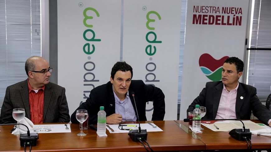 Juan Esteban Calle, gerente de EPM, y Aníbal Gaviria, alcalde de Medellín, oficializaron la compra de Aguas de Antofagasta-Adasa. Foto: EPM