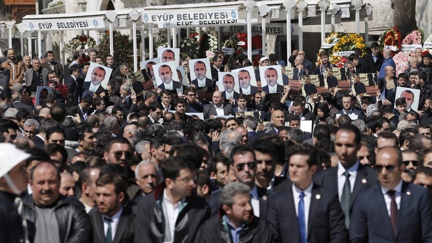 La policía turca detiene a 32 supuestos miembros del ultraizquierdista DHKP-C Familiares del fiscal fallecido Mehmet Selim Kiraz lloran su pérdida junto a su ataúd en la Mezquita de Eyüp Sultan en Estambul (Turquía)
