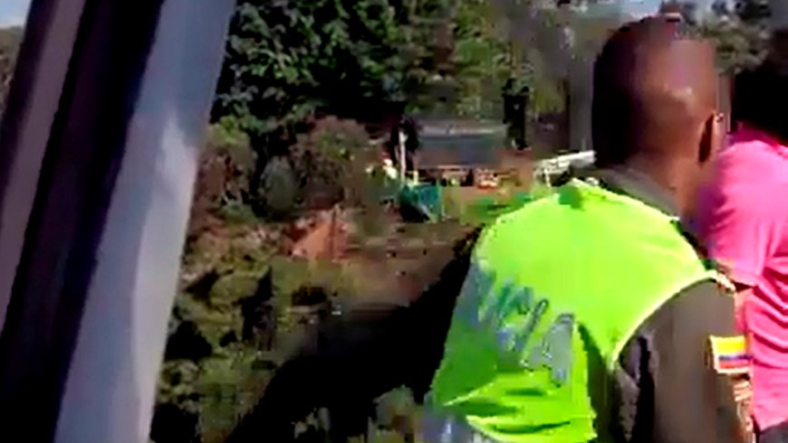 EVITARON QUE SE TIRARA DE UN PUENTE (4)