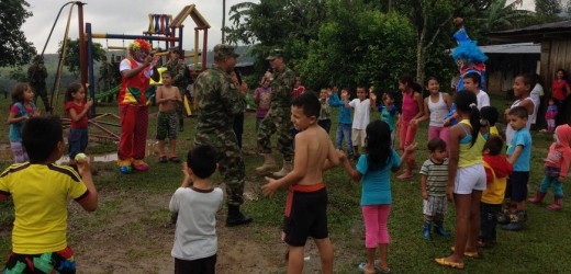 EN FOTOS: Ejército entregó parque infantil en La Uribe, Meta