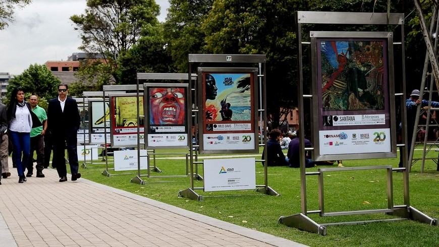 Un grupo de personas recorre la exposición "Memorias del Rock en Vinilo", este 16 de abril de 2015, en un parque de Bogotá (Colombia). EFE