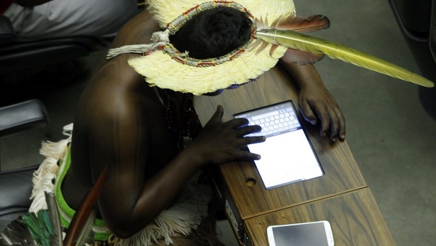 Facebook desbloquea una foto de indios semidesnudos