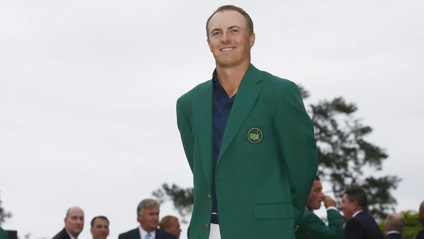 El golfista estadounidense de 21 años Jordan Spieth con la chaqueta verde de ganador del Máster de Augusta de Golf. EFE
