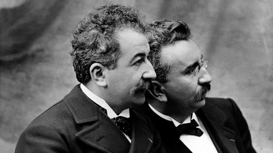 Fotografía facilitada por el Institut Lumière de París de los hermanos Lumiere. La biografía de Louis y Auguste Lumière, que alumbraron el cine hace 120 años, se impone sobre su histórica creación en la muestra que alberga el parisiense Grand Palais, retrato de dos vidas empujadas por el afán de "mostrar al mundo el mundo". EFE