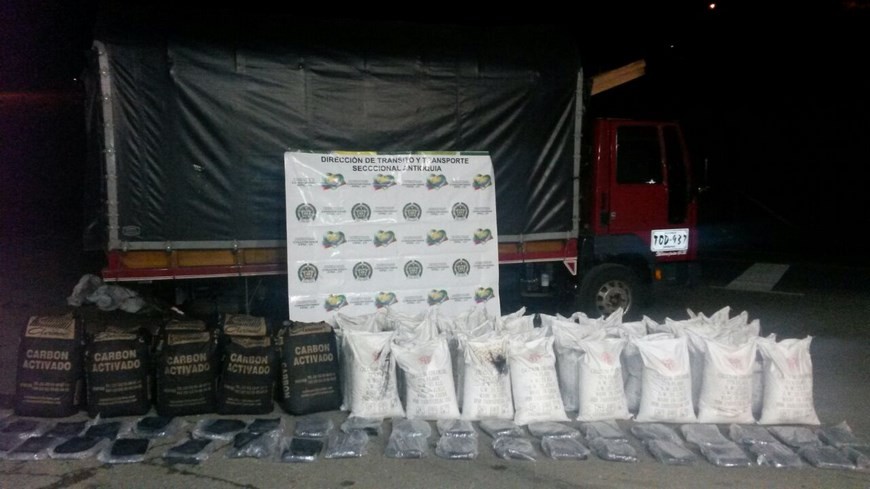 Dos hombres capturados en Yarumal por transportar elementos para la fabricación de alcaloides 2 Elementos usados para el procesamiento de alcaloides. Foto: Policía Antioquia.