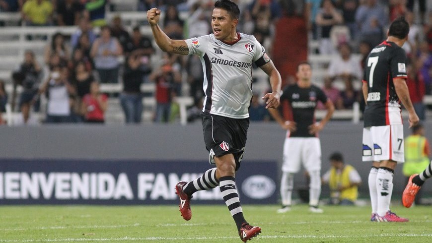 El jugador del Atlas, Juan Carlos Medina celebra después de anotar un gol ante Colo Colo en el estadio Jalisco, en Guadalajara (México). EFE/archivo