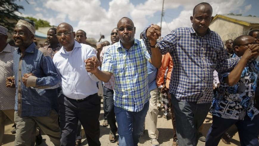 Varias personas de creencia musulmana cantan consignas en contra del grupo yihadista somalí Al Shabab tras su ataque a la Universidad de Garissa al este de Kenia, ayer. EFE