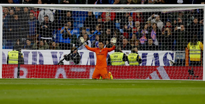 GRA319. MADRID, 15/03/2015.- El portero costarricense del Real Madrid, Keylor Navas, momentos antes del partido de Liga en Primera División ante el Levante disputado esta noche en el estadio Santiago Bernabéu, en Madrid. EFE/JuanJo Martín