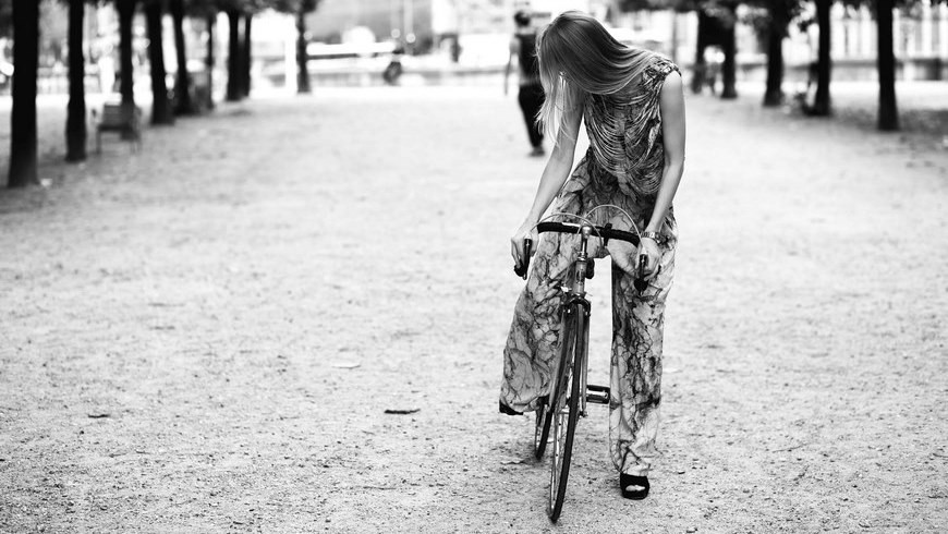 Fotografía del artista Daniel Waks facilitada por la Galería ArtCube de su obra "la Bicyclette" que forma parte de la exposición "La parisienne", una muestra en la que intenta plasmar con fotografías una idea sobre cómo son las mujeres de la ciudad y el "savoir faire" que las caracteriza. EFE
