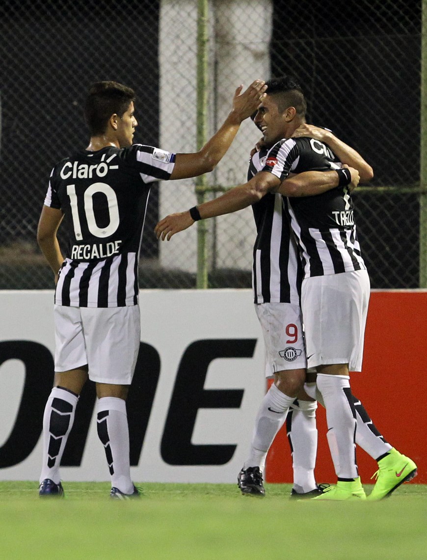 El colombiano Santiago Tréllez celebra un gol con sus compañeros de Libertada. Archivo EFE