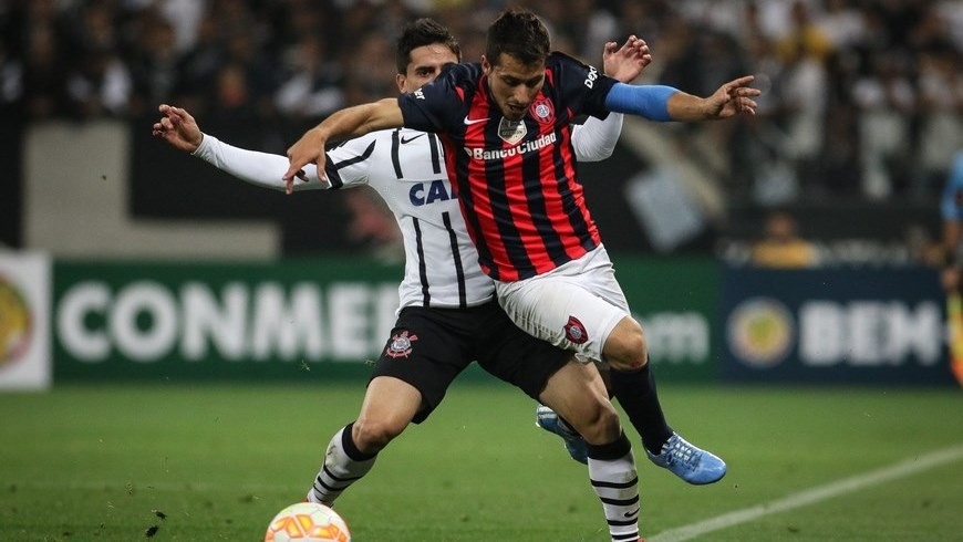El jugador de Corinthians Fagner (i) disputa un balón con Sebastián Blanco (d) San Lorenzo, este 16 de abril de 2015, durante un partido de la Copa Libertadores celebrado en Sao Paulo (Brasil). EFE