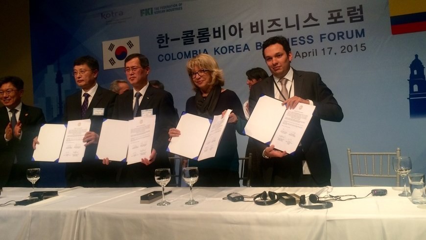 Industria automotriz colombiana se fortalece de la mano de Corea 2 Momentos de la puesta en marcha del Memorando de entendimiento entre Colombia y Corea para el desarrollo de la industria automotriz. Foto: MinCit.