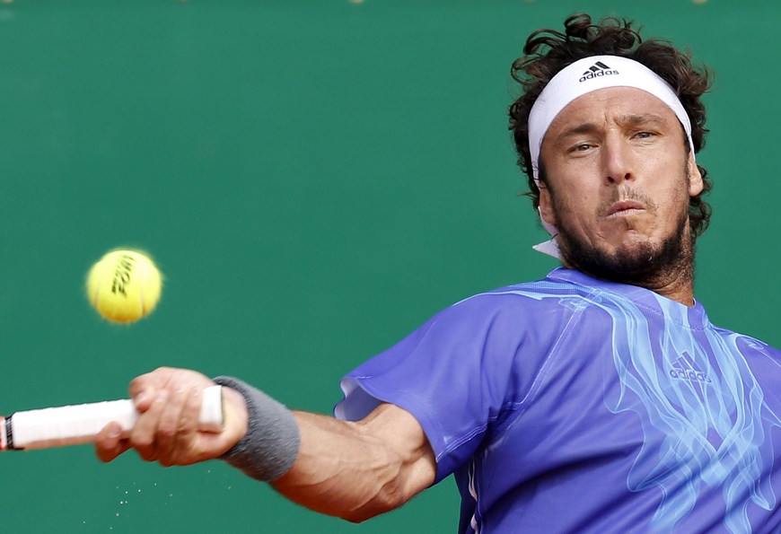 Wawrinka se abre paso a costa de Monaco, en Montecarlo 3 El tenista argetntino Juan Monaco devuelve una bola al suizo Stanislas Wawrinka durante el partido de segunda ronda del torneo de Montecarlo que ambos disputaron en Roquebrune Cap Martin, Francia, hoy, 15 de abril de 2015. EFE